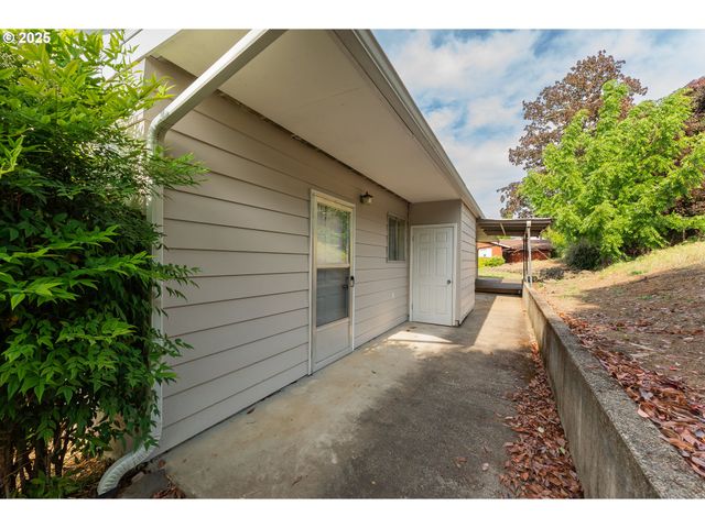2431 W CRESTVIEW Ave, Roseburg, OR 97471