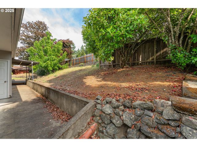 2431 W CRESTVIEW Ave, Roseburg, OR 97471