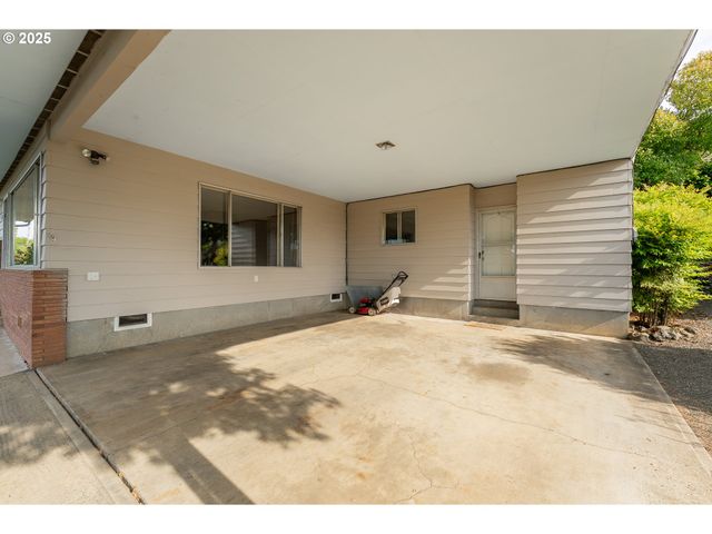 2431 W CRESTVIEW Ave, Roseburg, OR 97471