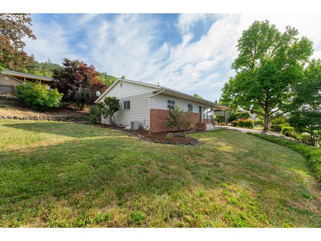 2431 W CRESTVIEW Ave, Roseburg, OR 97471