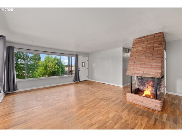 2431 W CRESTVIEW Ave, Roseburg, OR 97471