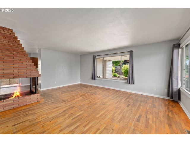 2431 W CRESTVIEW Ave, Roseburg, OR 97471