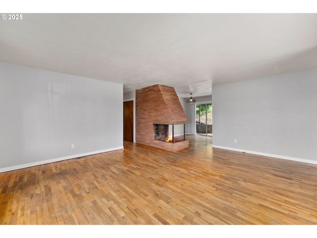2431 W CRESTVIEW Ave, Roseburg, OR 97471