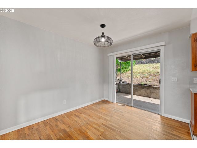 2431 W CRESTVIEW Ave, Roseburg, OR 97471