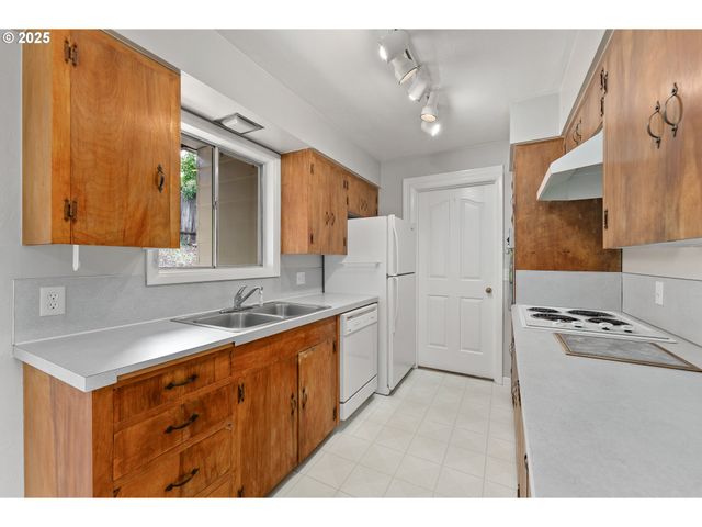 2431 W CRESTVIEW Ave, Roseburg, OR 97471