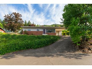 2431 W CRESTVIEW Ave, Roseburg, OR 97471
