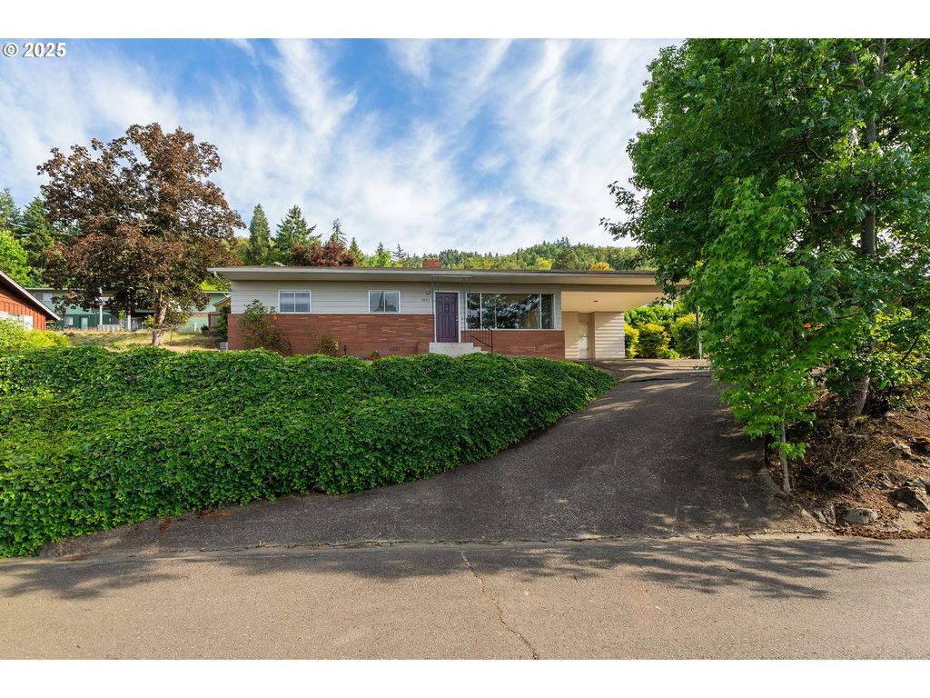2431 W CRESTVIEW Ave, Roseburg, OR 97471