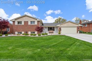1024 Blairmoor Court, Grosse Pointe Woods, MI 48236