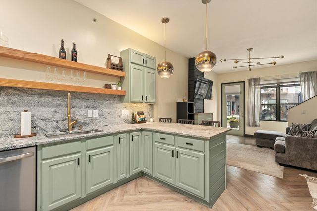 400 E Locust Street 102, Des Moines, IA 50309