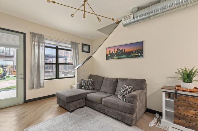 400 E Locust Street 102, Des Moines, IA 50309