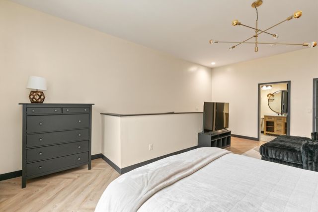 400 E Locust Street 102, Des Moines, IA 50309