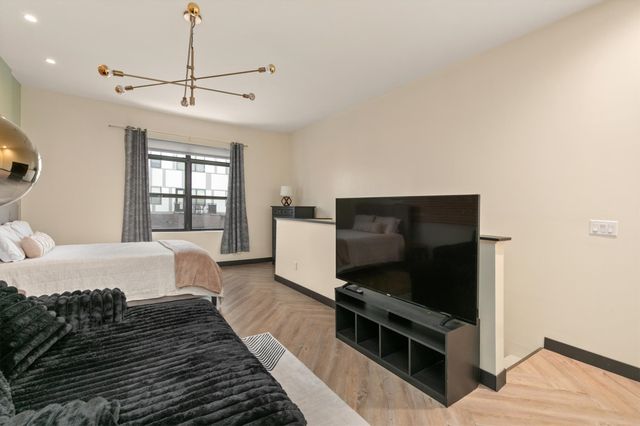 400 E Locust Street 102, Des Moines, IA 50309