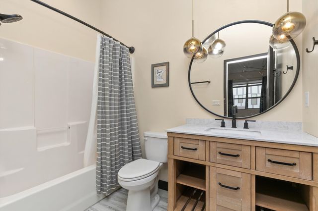 400 E Locust Street 102, Des Moines, IA 50309