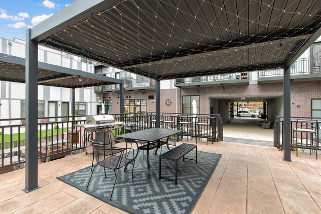 400 E Locust Street 102, Des Moines, IA 50309