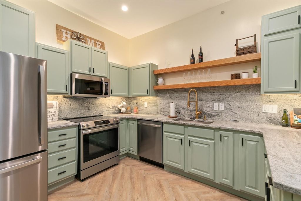400 E Locust Street 102, Des Moines, IA 50309