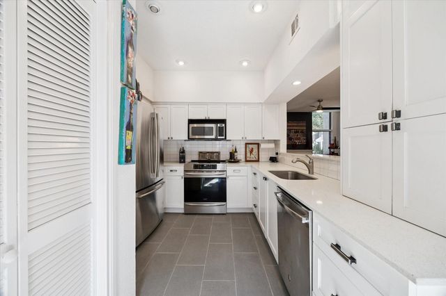 701 Bering Drive 402, Houston, TX 77057