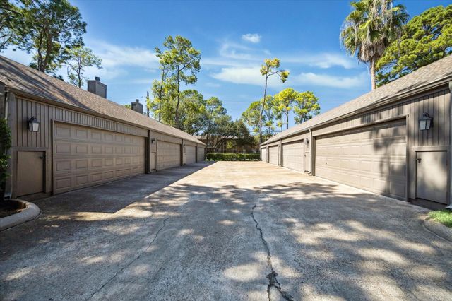 701 Bering Drive 402, Houston, TX 77057