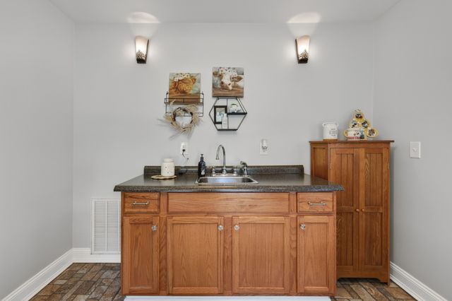 255 Sandy Rd, Dover, TN 37058