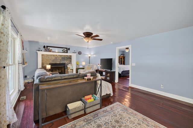 255 Sandy Rd, Dover, TN 37058