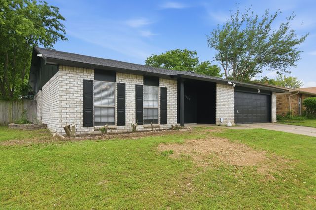 1709 Country Manor Road, Fort Worth, TX 76134