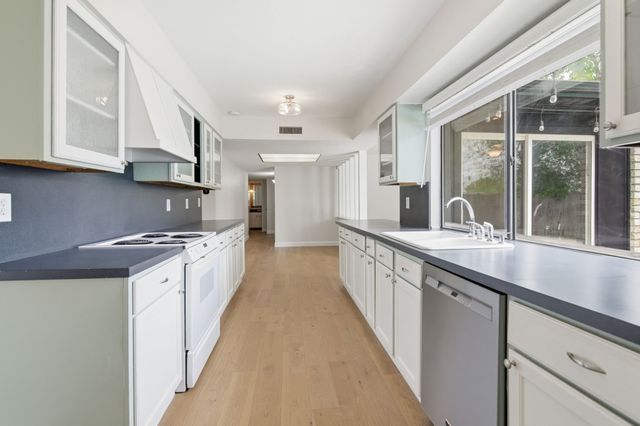 1709 Country Manor Road, Fort Worth, TX 76134