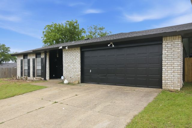 1709 Country Manor Road, Fort Worth, TX 76134