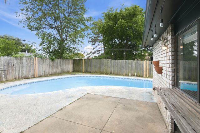 1709 Country Manor Road, Fort Worth, TX 76134