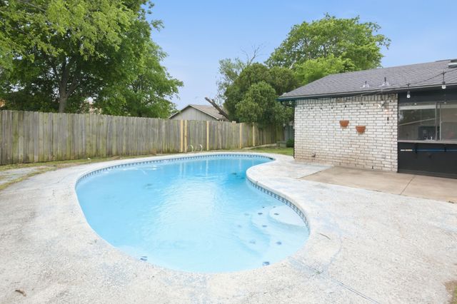 1709 Country Manor Road, Fort Worth, TX 76134