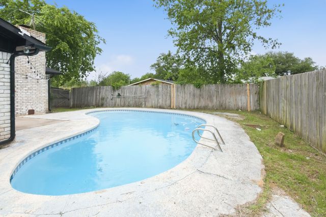 1709 Country Manor Road, Fort Worth, TX 76134