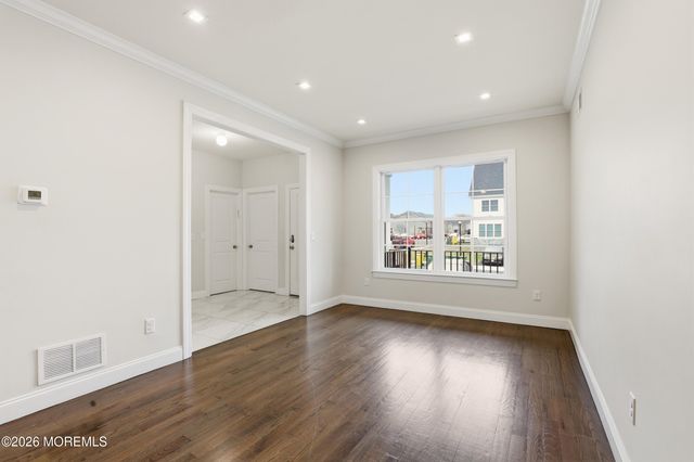 28 Golders Green Road, Lakewood, NJ 08701