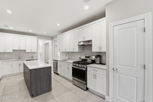 28 Golders Green Road, Lakewood, NJ 08701