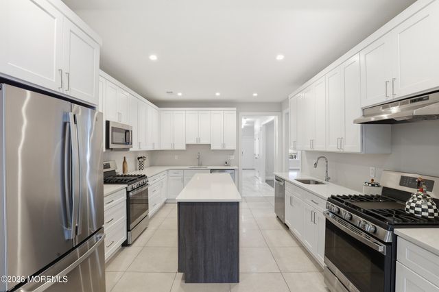 28 Golders Green Road, Lakewood, NJ 08701