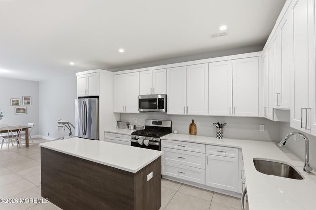 28 Golders Green Road, Lakewood, NJ 08701