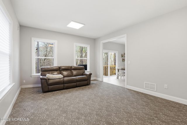 28 Golders Green Road, Lakewood, NJ 08701