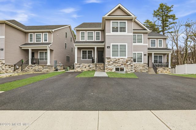 28 Golders Green Road, Lakewood, NJ 08701