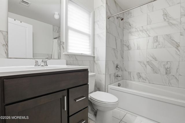 28 Golders Green Road, Lakewood, NJ 08701