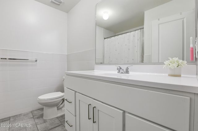 28 Golders Green Road, Lakewood, NJ 08701