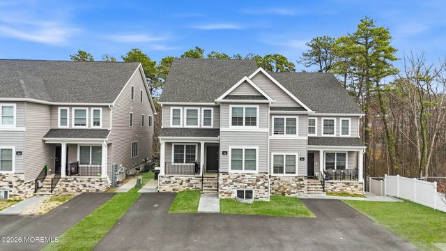 28 Golders Green Road, Lakewood, NJ 08701