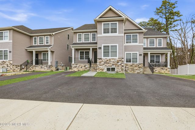 28 Golders Green Road, Lakewood, NJ 08701