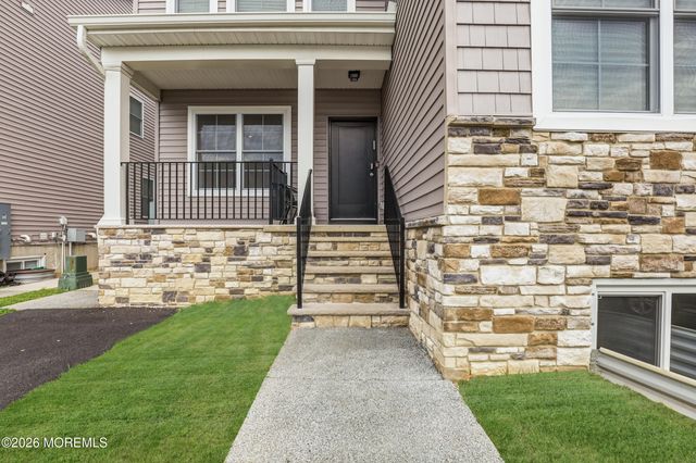 28 Golders Green Road, Lakewood, NJ 08701