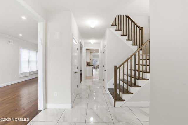 28 Golders Green Road, Lakewood, NJ 08701