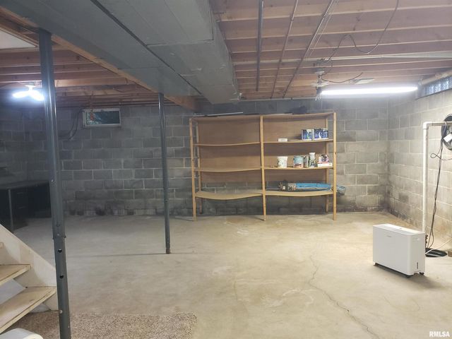 226 4TH Avenue W, Andalusia, IL 61232