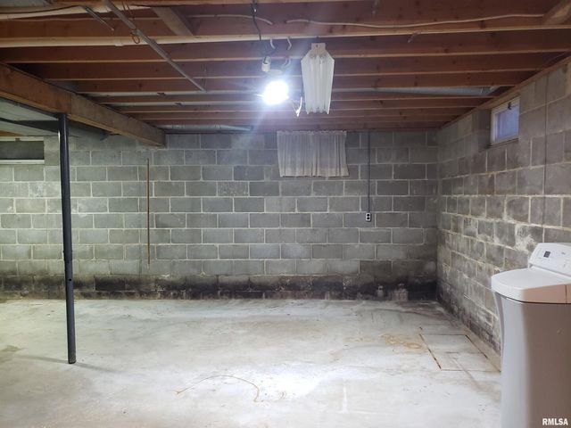 226 4TH Avenue W, Andalusia, IL 61232