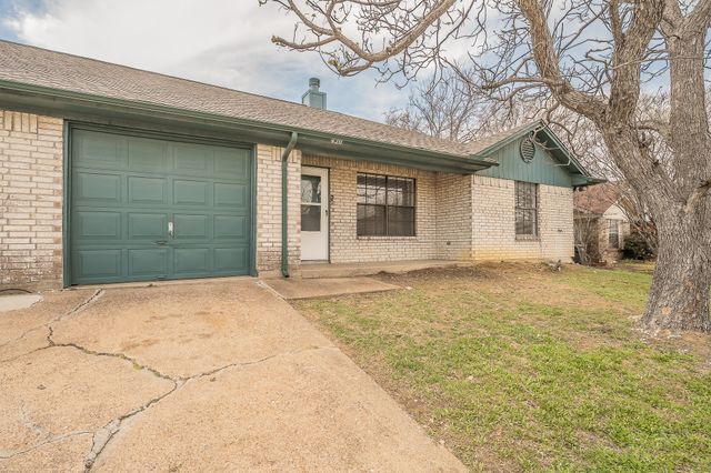 420 Signal Hill Court N, Fort Worth, TX 76112