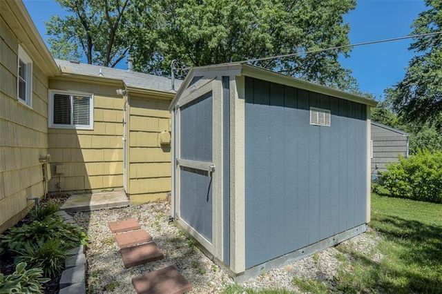 7415 Maple Lane, Overland Park, KS 66204