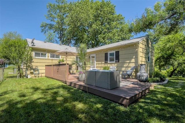 7415 Maple Lane, Overland Park, KS 66204