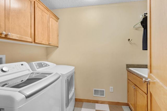 1658 Headwaters Lane, Woodbury, MN 55129