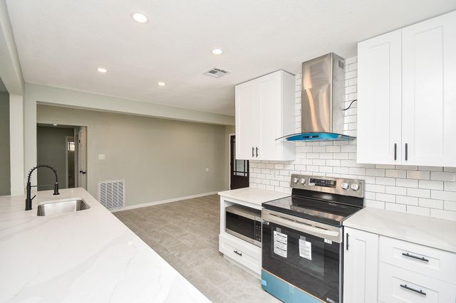 5850 Duxbury Street, Houston, TX 77035