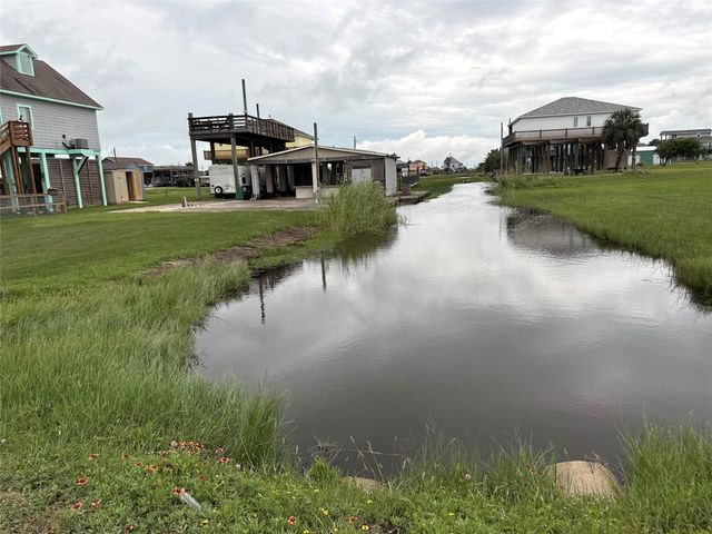 947 S Selwyn Road, Crystal Beach, TX 77650