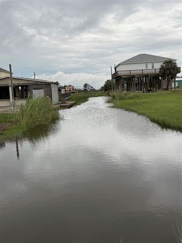 947 S Selwyn Road, Crystal Beach, TX 77650